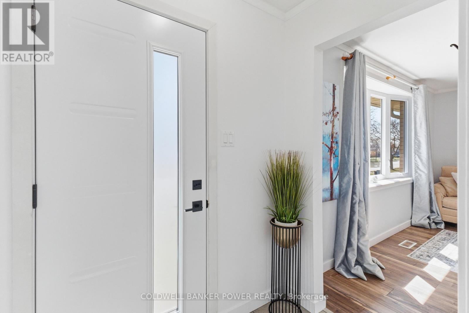 402 Ferndale Avenue, London South, Ontario  N6C 2Y8 - Photo 5 - X12977404