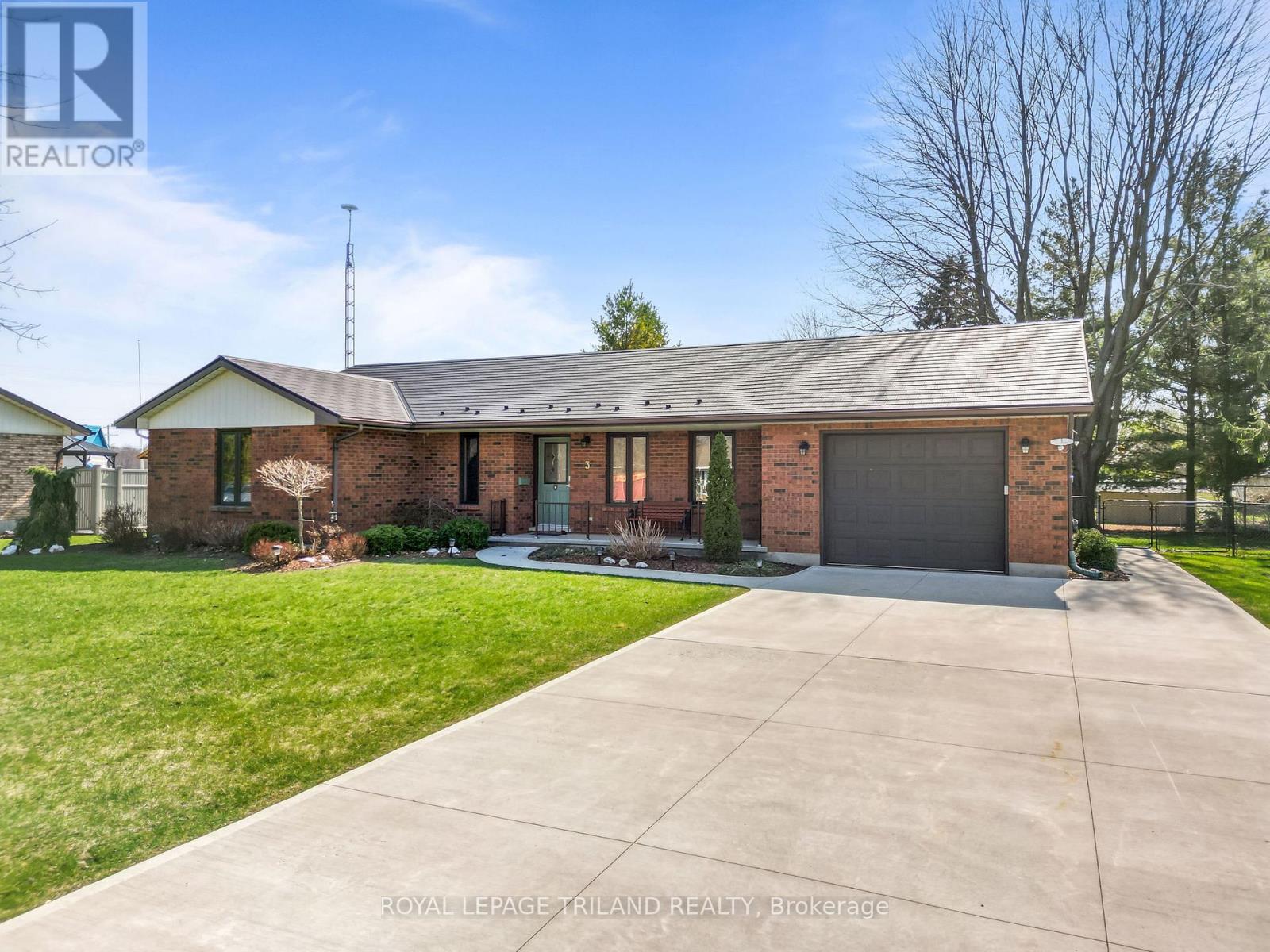 3 Durham Street, Newbury, Ontario  N0L 1Z0 - Photo 4 - X12977518