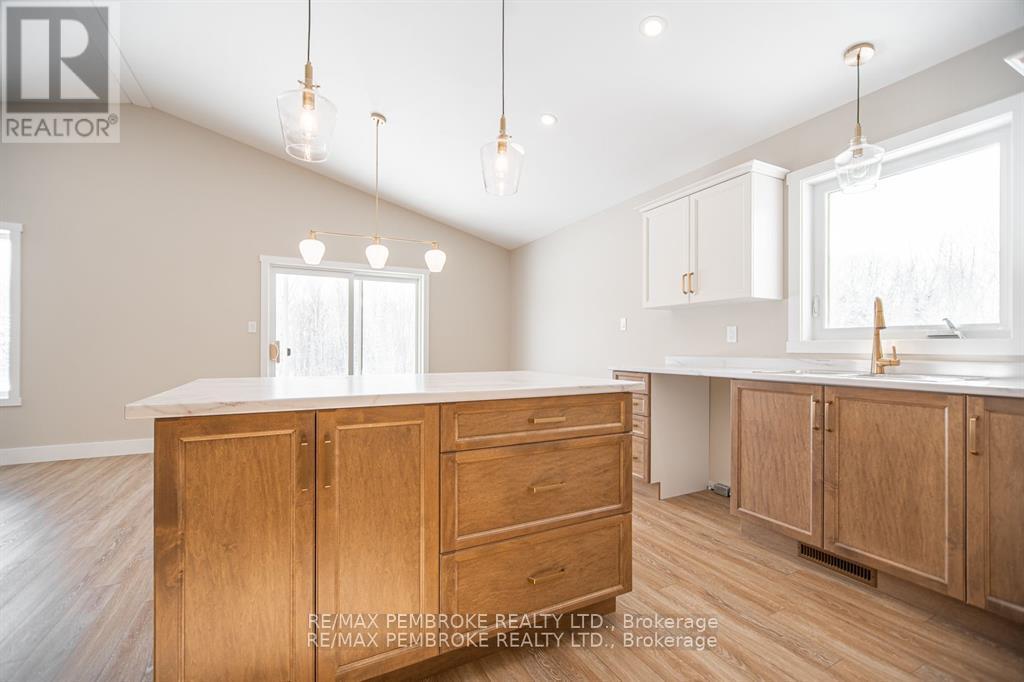 95 Mud Lake Road, Laurentian Valley, Ontario  K8A 6W4 - Photo 12 - X12977480