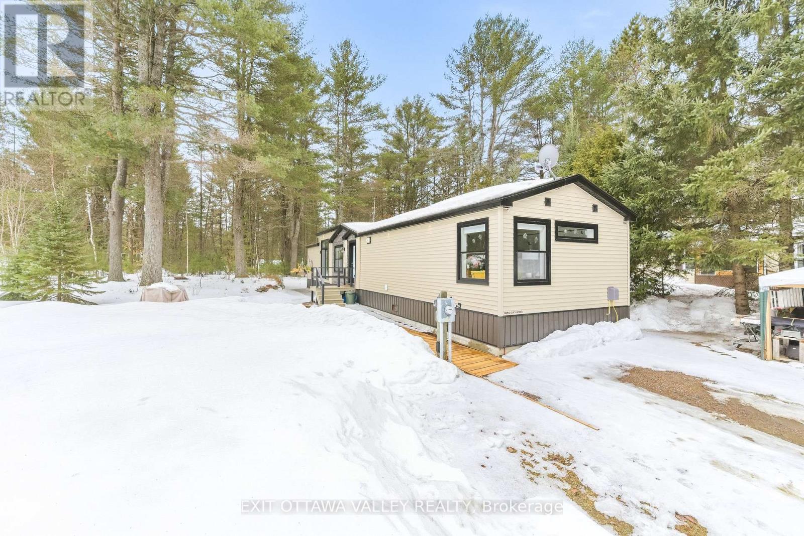 23 HUNTERS RUN LANE, Laurentian Hills, Ontario