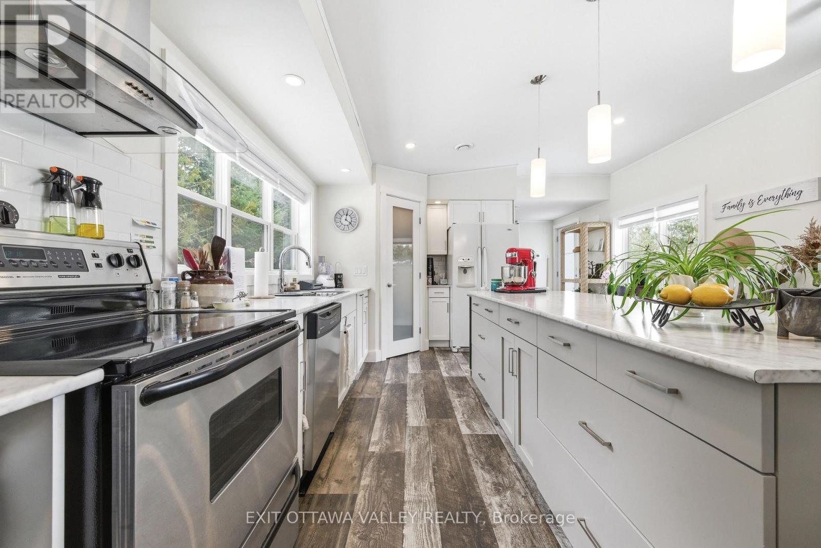 23 Hunters Run Lane, Laurentian Hills, Ontario  K0J 1P0 - Photo 10 - X12977702