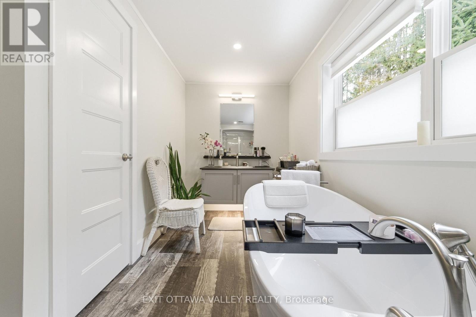 23 Hunters Run Lane, Laurentian Hills, Ontario  K0J 1P0 - Photo 21 - X12977702