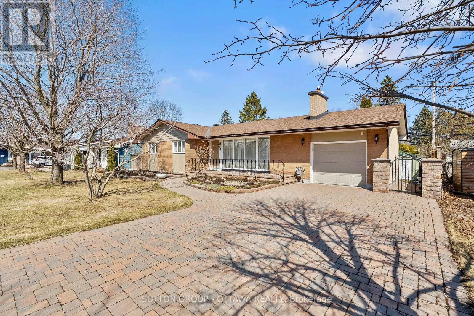 9 Aberfeldy Street, Ottawa, Ontario  K2H 6H6 - Photo 3 - X12977584