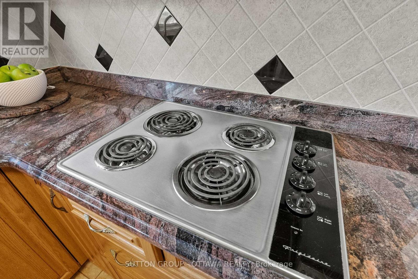 9 Aberfeldy Street, Ottawa, Ontario  K2H 6H6 - Photo 8 - X12977584