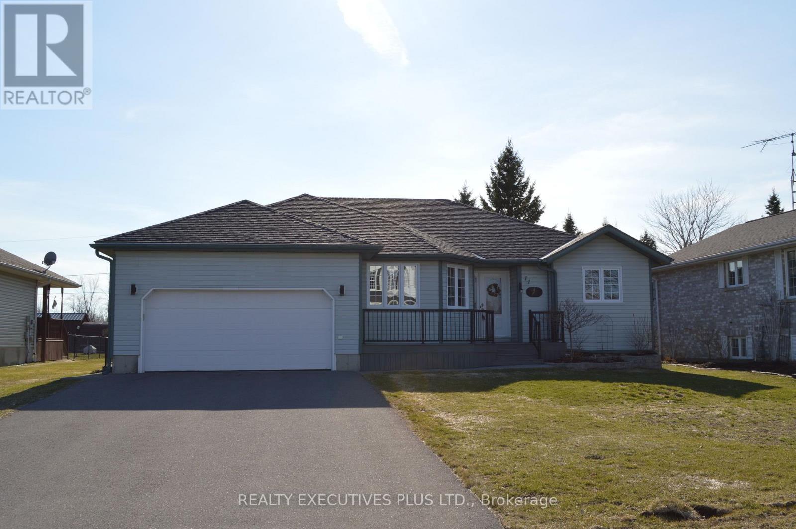 11 Grove Street, South Dundas, Ontario  K0E 1K0 - Photo 2 - X12977634