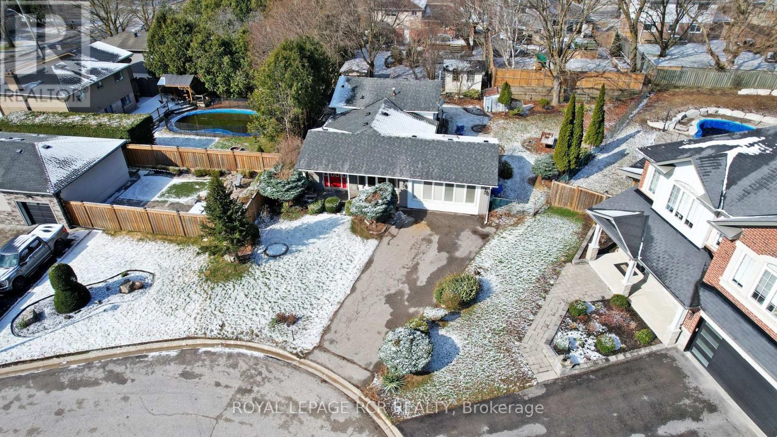 827 Legge Court, Newmarket, Ontario  L3Y 3J1 - Photo 5 - N12976762