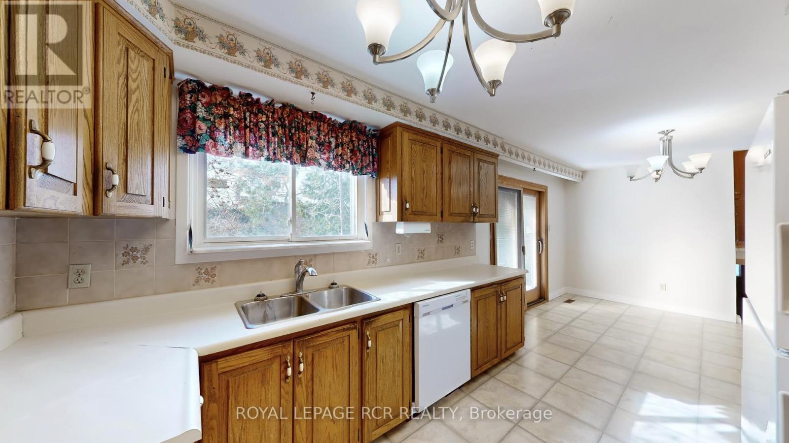 827 Legge Court, Newmarket, Ontario  L3Y 3J1 - Photo 6 - N12976762