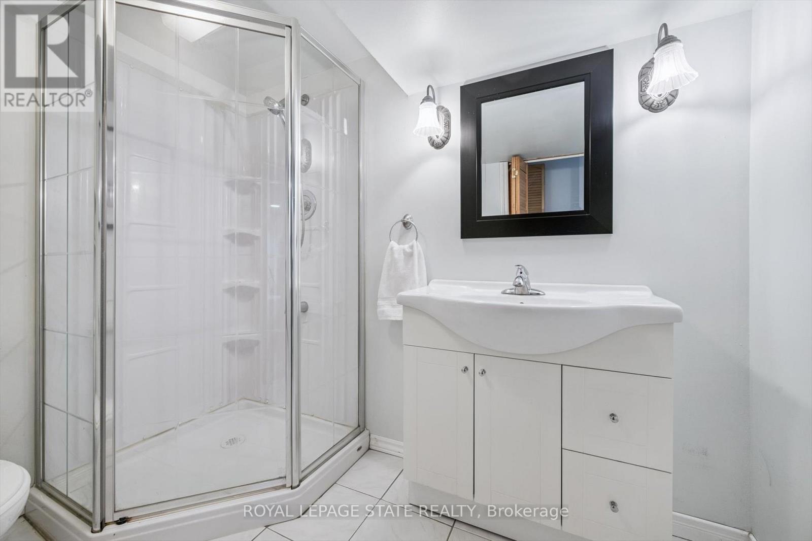 70 Westleigh Crescent, Toronto, Ontario  M8W 3Z7 - Photo 22 - W12849396