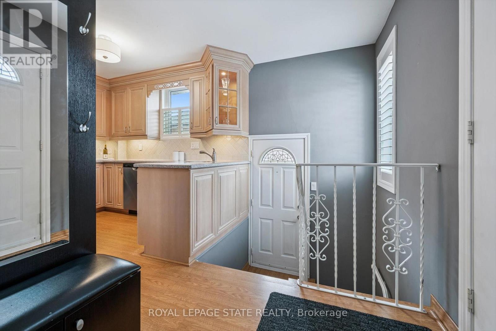 70 Westleigh Crescent, Toronto, Ontario  M8W 3Z7 - Photo 5 - W12849396