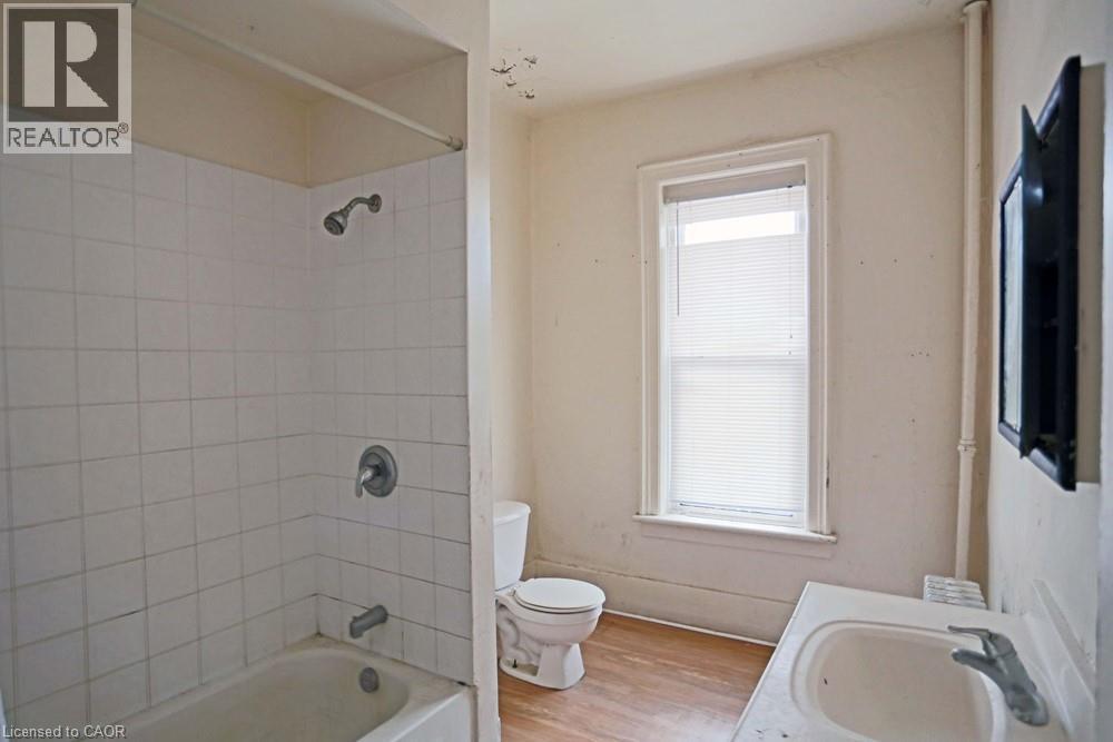 116 Weber Street E, Kitchener, Ontario  N2H 1C9 - Photo 3 - 40816001