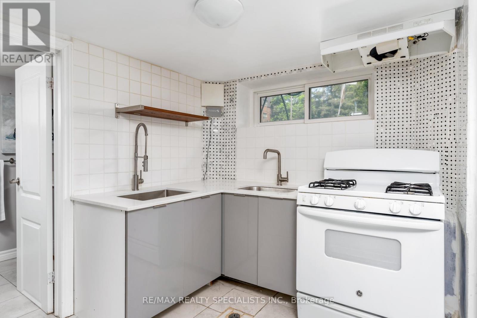 Lower - 290 Westmount Avenue, Toronto, Ontario M6E 3N1 - Photo 10 - C12977410