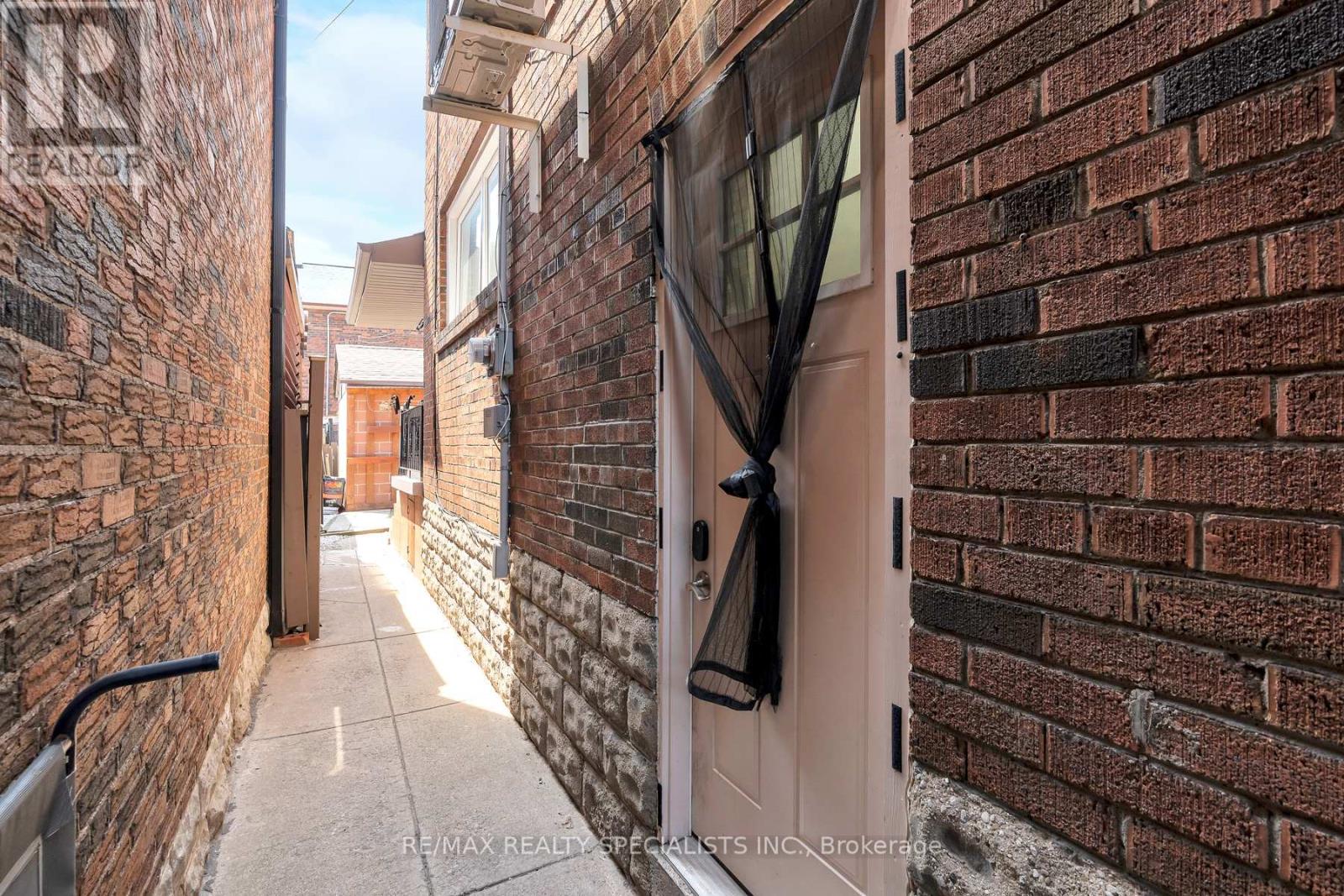 Lower - 290 Westmount Avenue, Toronto, Ontario M6E 3N1 - Photo 2 - C12977410