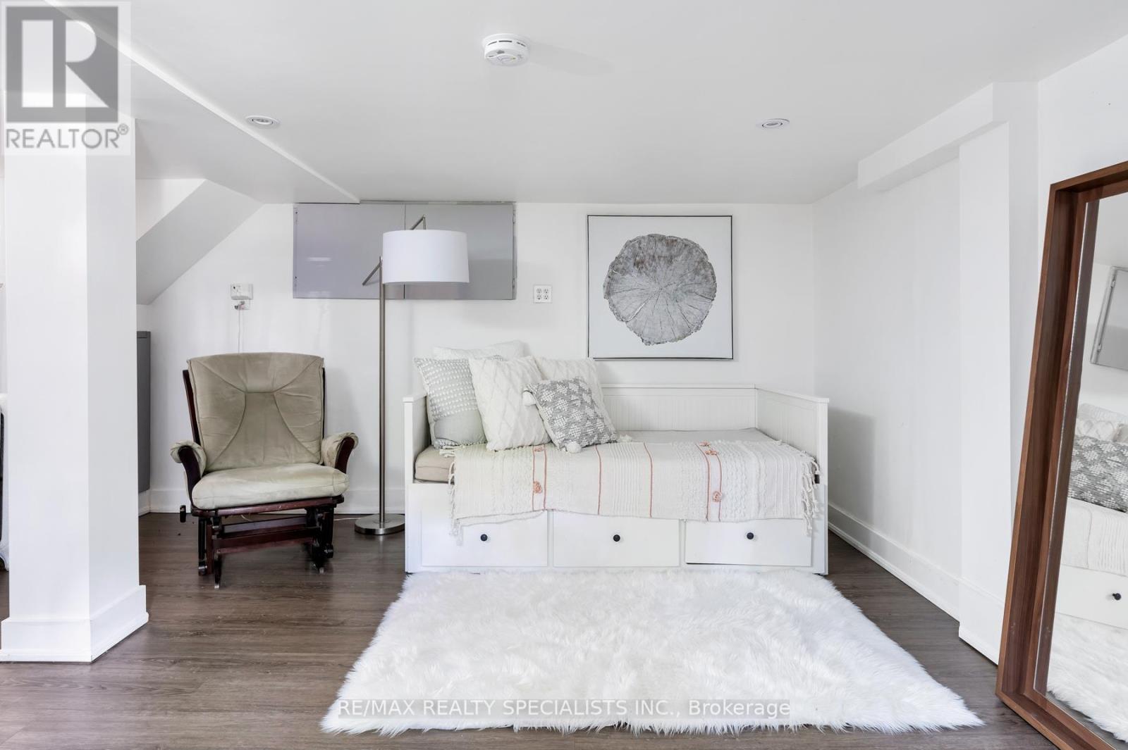Lower - 290 Westmount Avenue, Toronto, Ontario M6E 3N1 - Photo 4 - C12977410