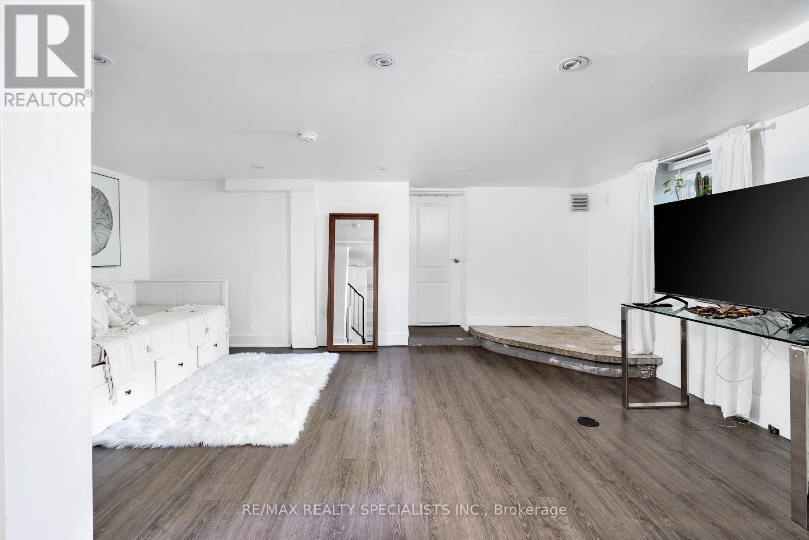 Lower - 290 Westmount Avenue, Toronto, Ontario M6E 3N1 - Photo 6 - C12977410