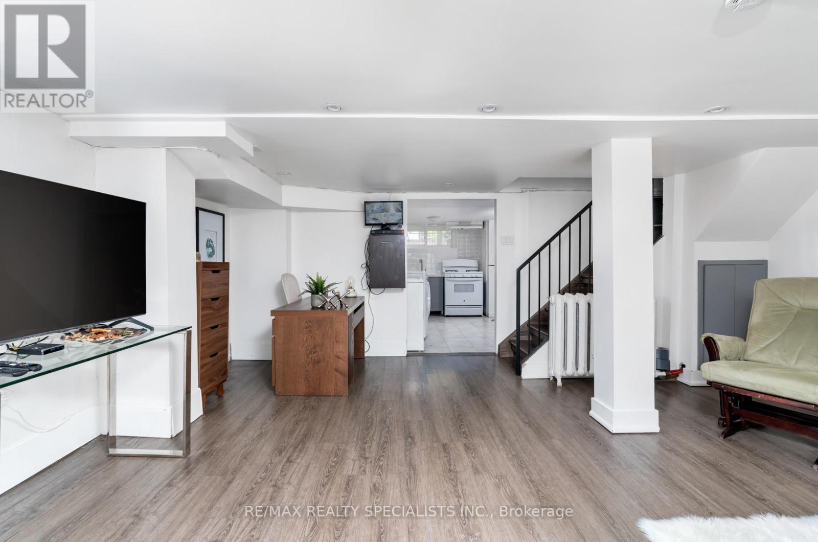 Lower - 290 Westmount Avenue, Toronto, Ontario M6E 3N1 - Photo 7 - C12977410