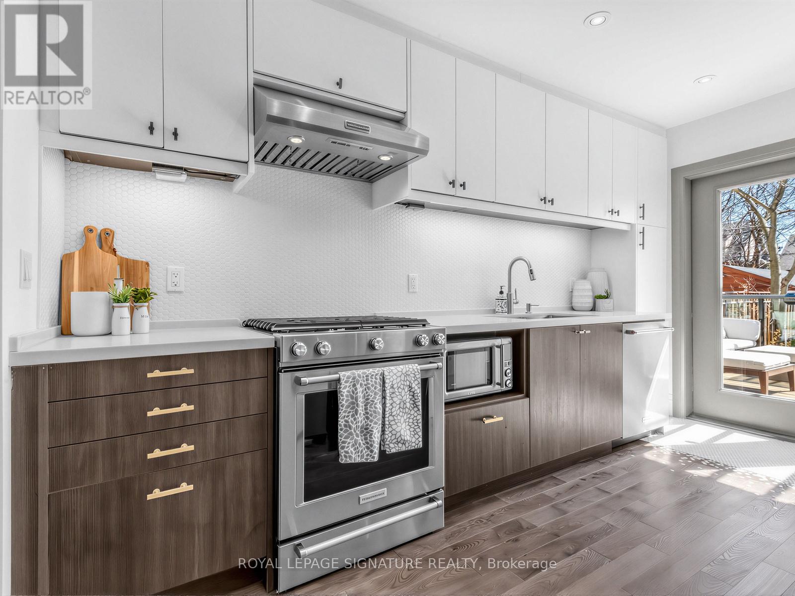 11a Alcina Avenue, Toronto, Ontario  M6G 2E7 - Photo 11 - C12977506