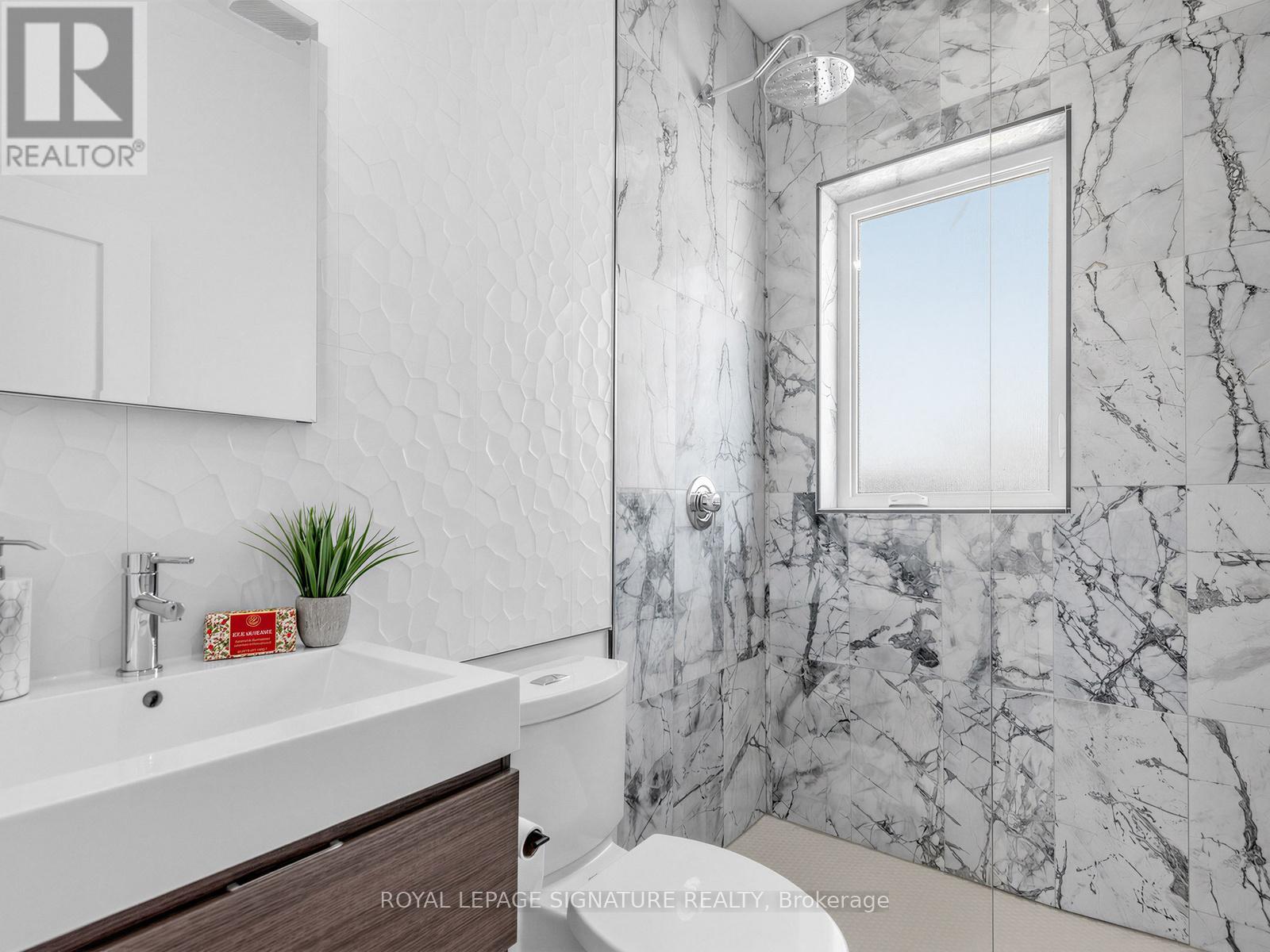 11a Alcina Avenue, Toronto, Ontario  M6G 2E7 - Photo 17 - C12977506