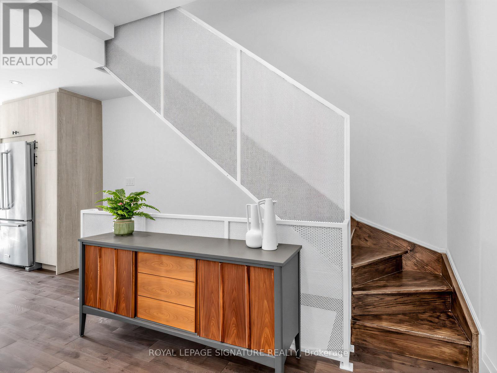 11a Alcina Avenue, Toronto, Ontario  M6G 2E7 - Photo 7 - C12977506