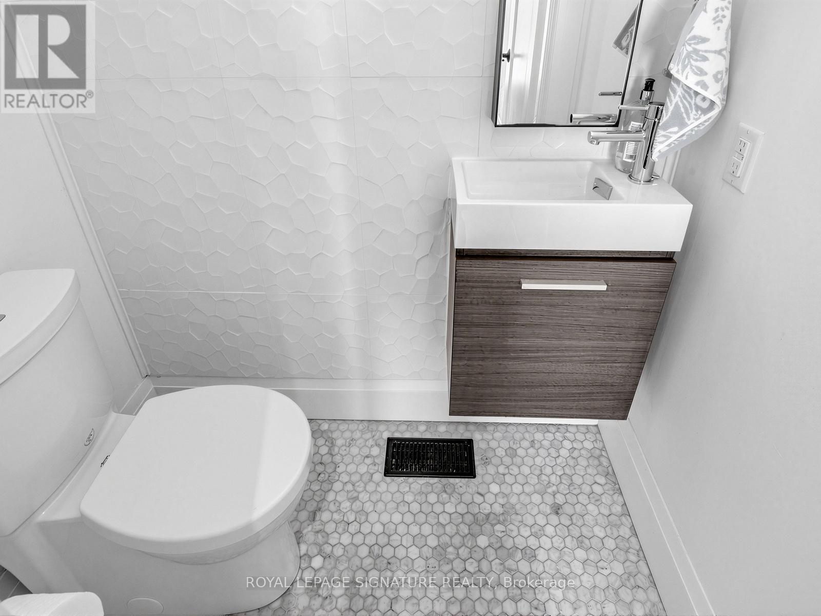 11a Alcina Avenue, Toronto, Ontario  M6G 2E7 - Photo 9 - C12977506