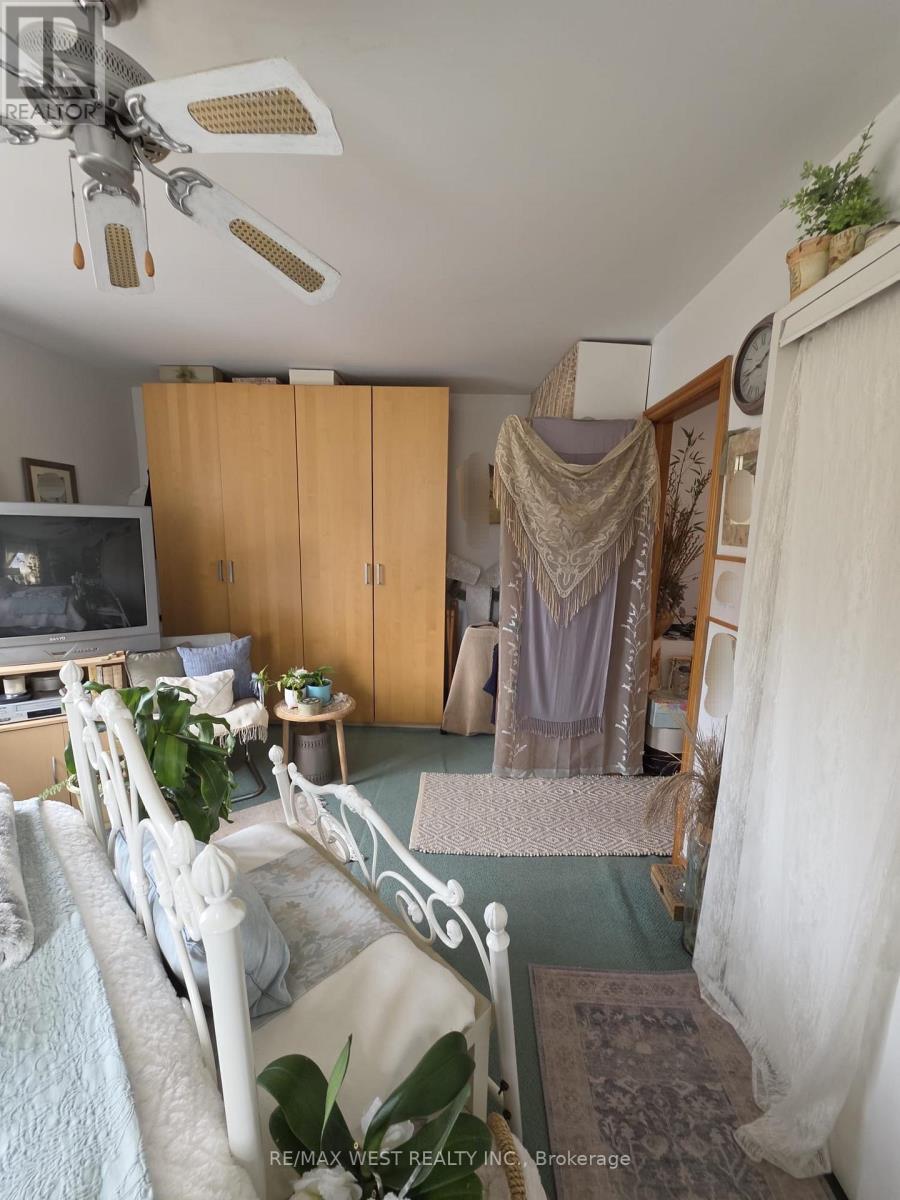 409 Woodbine Avenue, Toronto, Ontario  M4L 3P7 - Photo 11 - E12977514