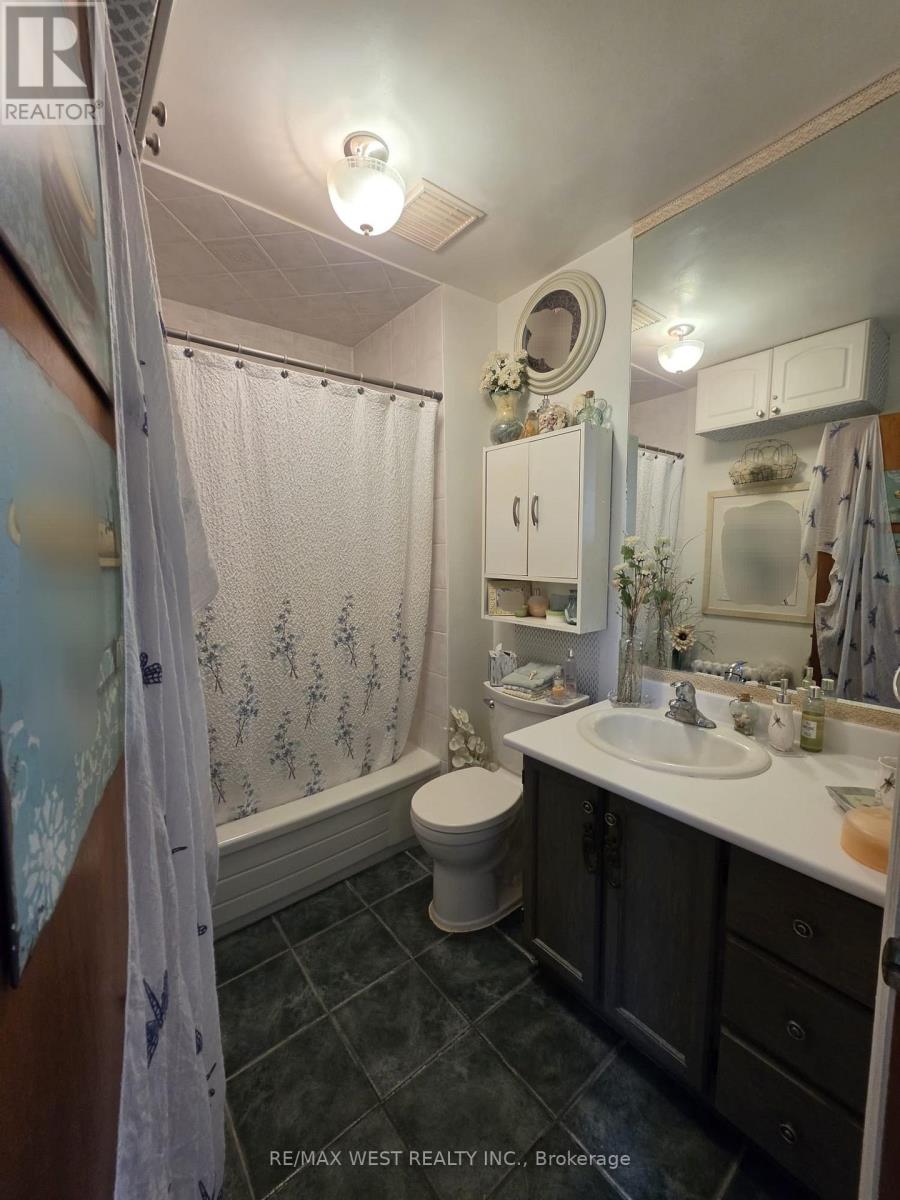 409 Woodbine Avenue, Toronto, Ontario  M4L 3P7 - Photo 12 - E12977514