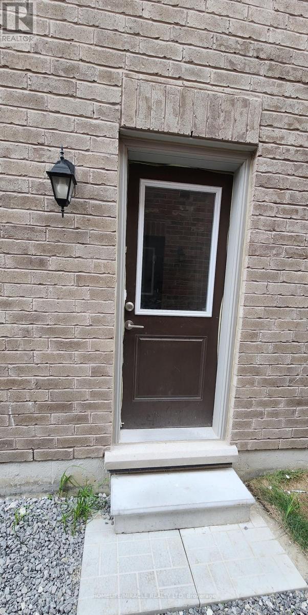 52 HUGGINS DRIVE, Whitby, Ontario