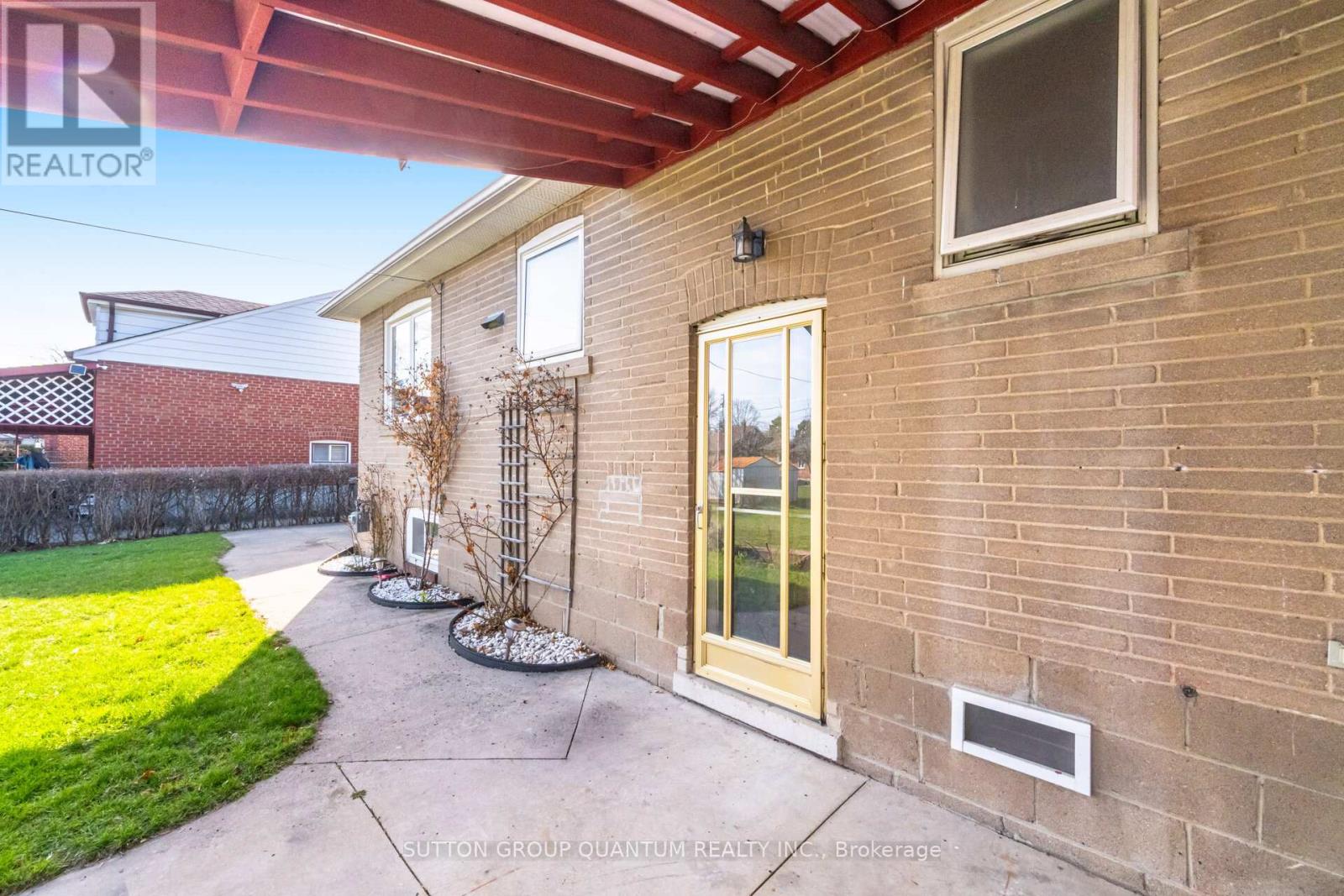 86 Dunbar Road, Mississauga, Ontario  L5B 1G4 - Photo 12 - W12977146