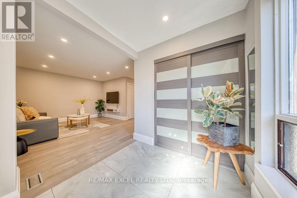 106 Upton Crescent, Markham, Ontario  L3R 3T4 - Photo 3 - N12977616