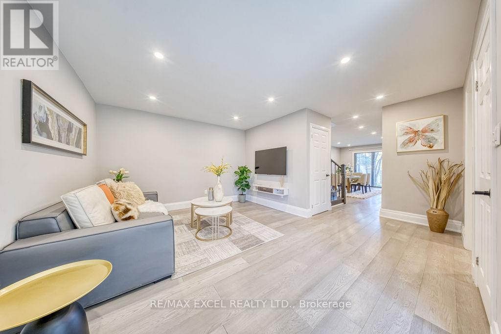 106 Upton Crescent, Markham, Ontario  L3R 3T4 - Photo 4 - N12977616