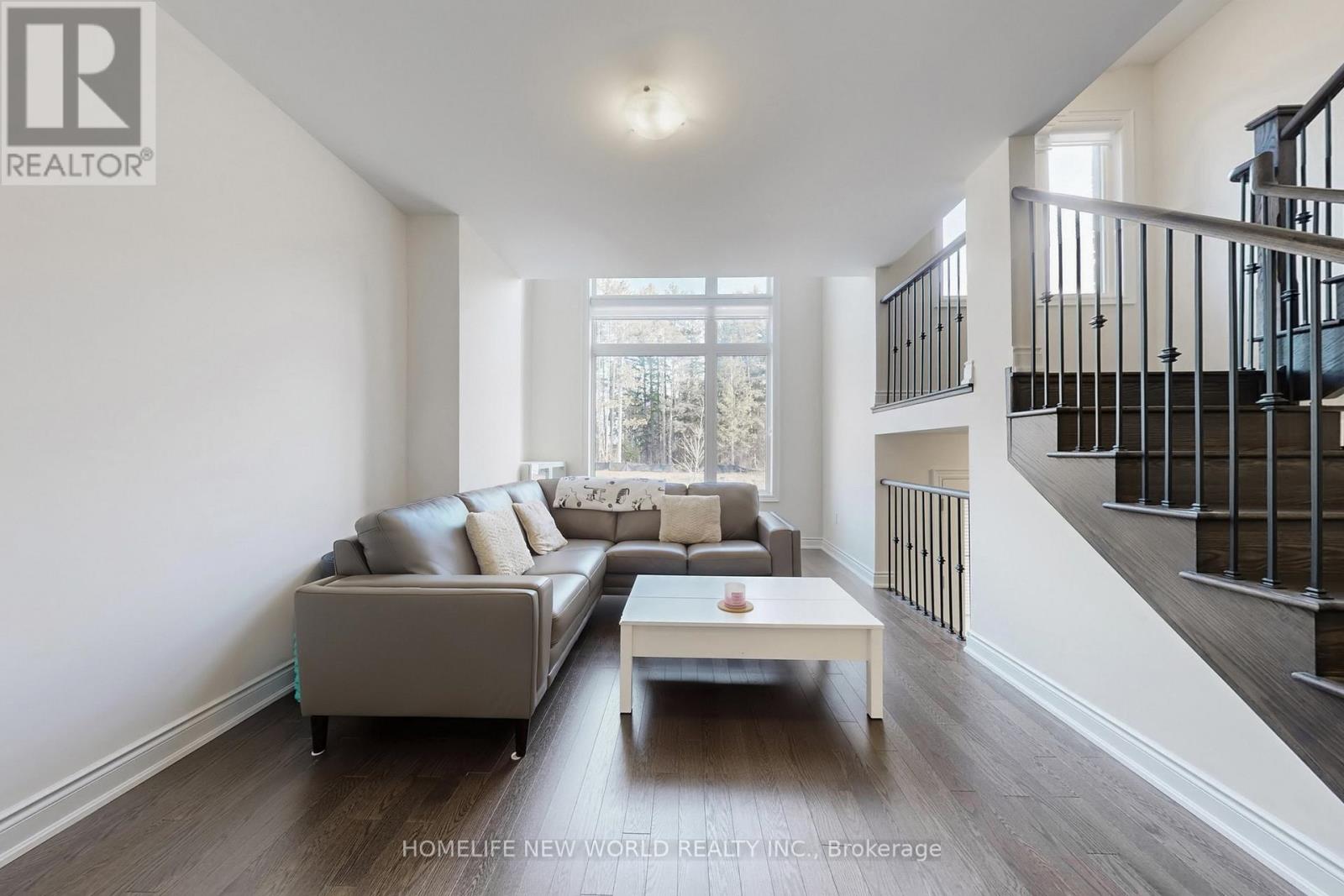 18 Bennington Road, Newmarket, Ontario  L3X 0M8 - Photo 2 - N12977642