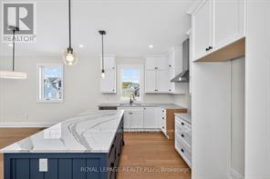 10 Magazine Street, Penetanguishene, Ontario  L9M 0W6 - Photo 7 - S12977568