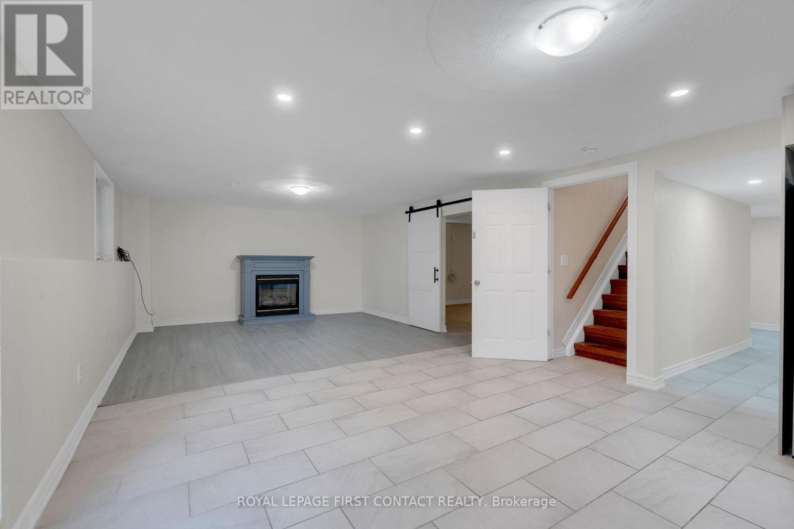 16 WADDINGTON CRESCENT, Barrie, Ontario