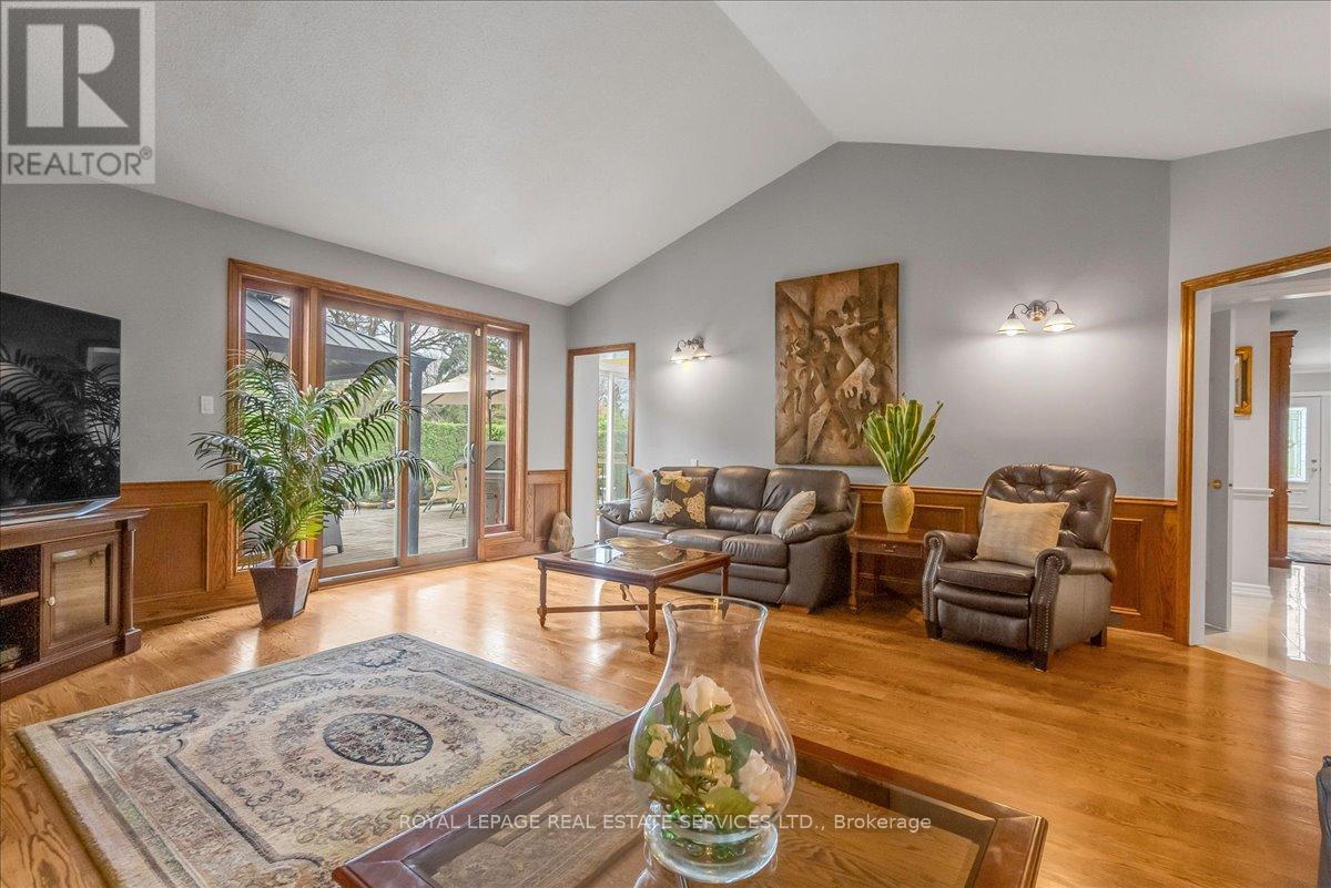 1401 The Links Drive, Oakville, Ontario  L6M 2N4 - Photo 16 - W12977406