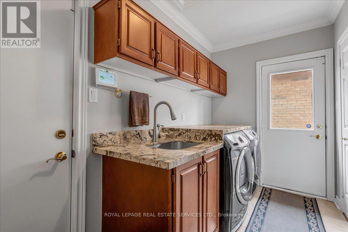 1401 The Links Drive, Oakville, Ontario  L6M 2N4 - Photo 19 - W12977406