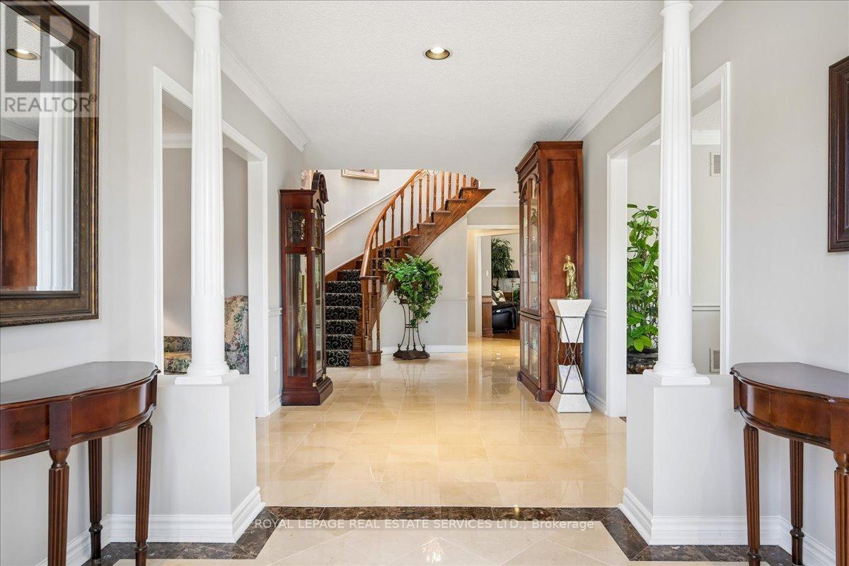 1401 The Links Drive, Oakville, Ontario  L6M 2N4 - Photo 3 - W12977406