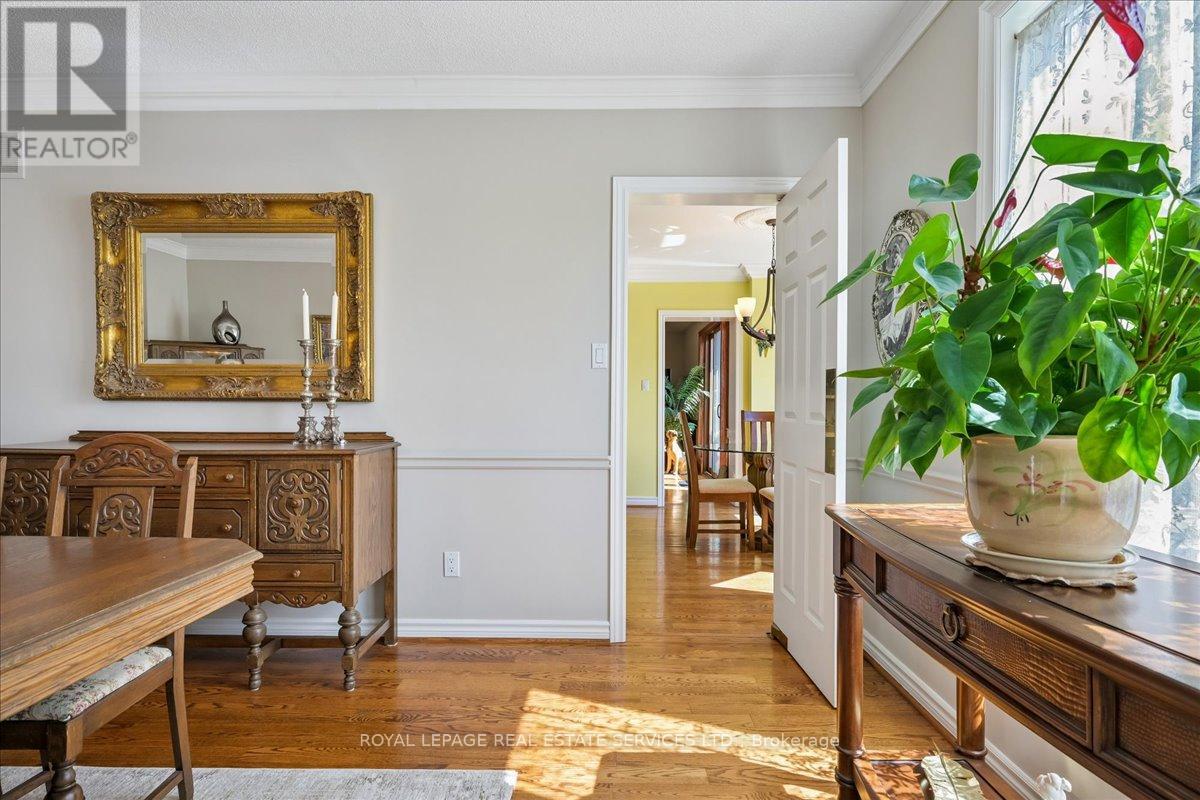 1401 The Links Drive, Oakville, Ontario  L6M 2N4 - Photo 8 - W12977406