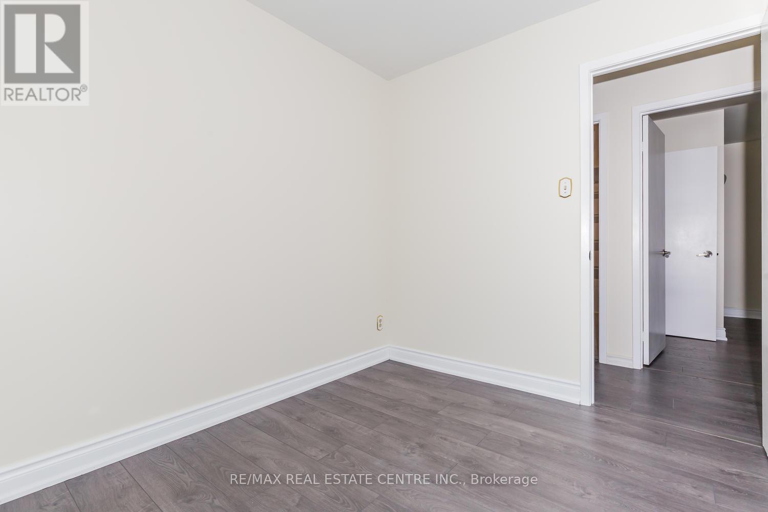 Upper - 1518 Oran Court, Mississauga, Ontario  L5N 1L3 - Photo 11 - W12977434