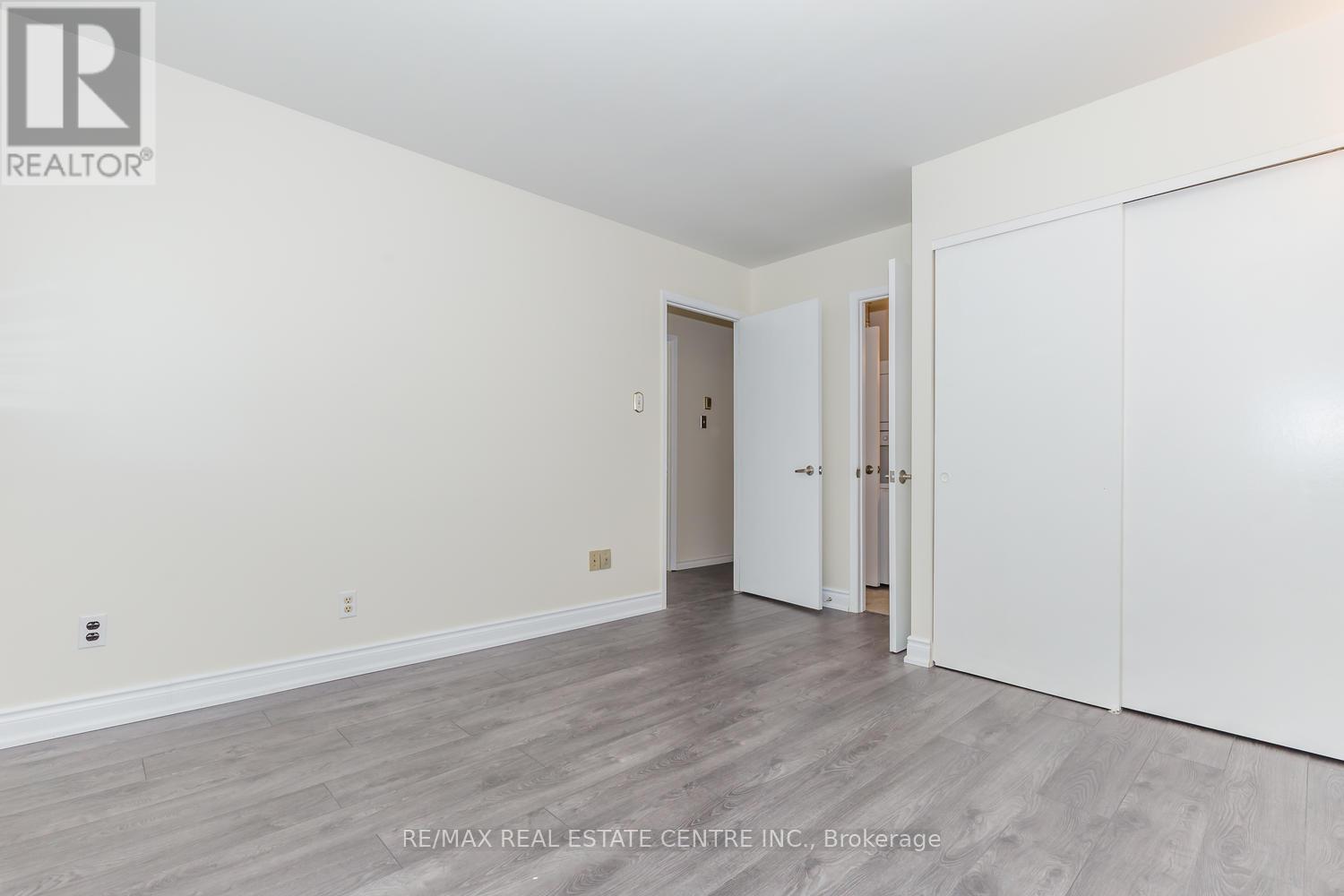Upper - 1518 Oran Court, Mississauga, Ontario  L5N 1L3 - Photo 15 - W12977434