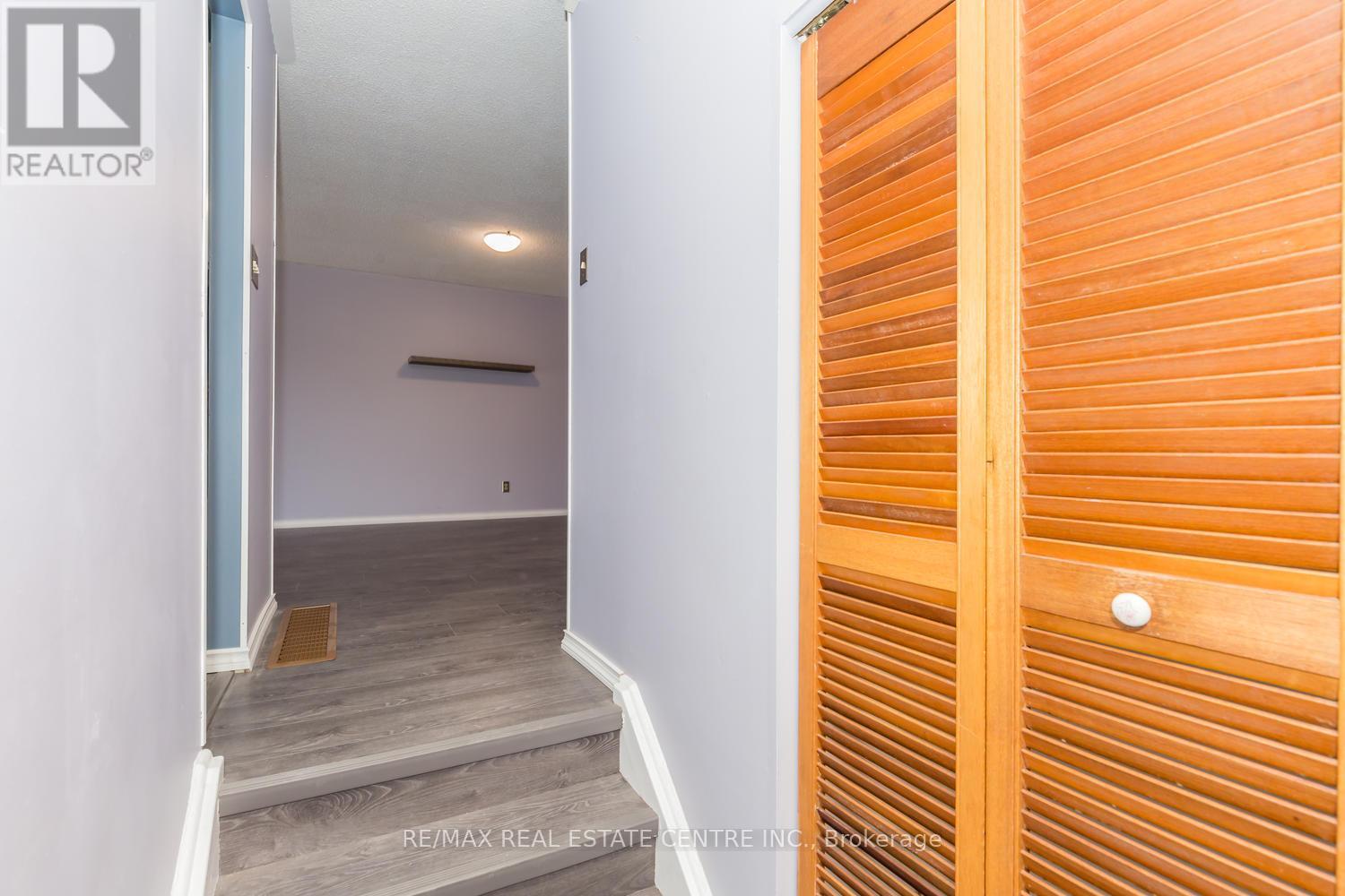 Upper - 1518 Oran Court, Mississauga, Ontario  L5N 1L3 - Photo 9 - W12977434