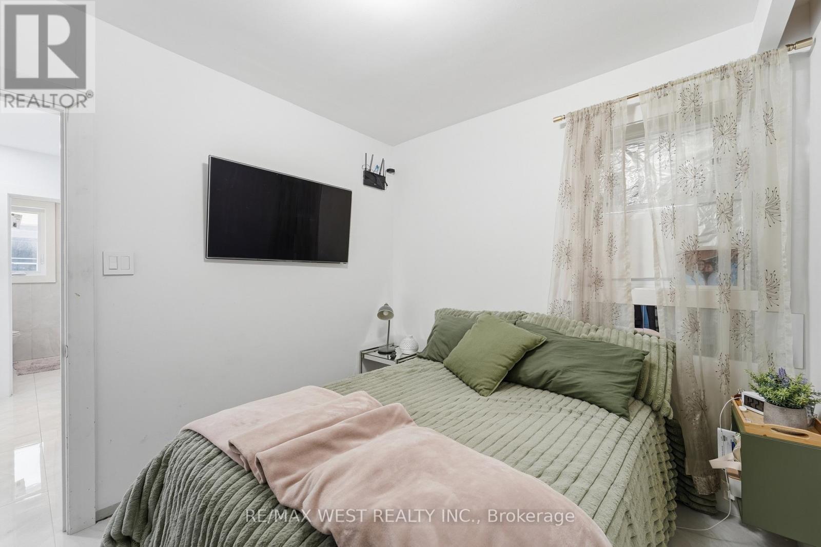 38 Bridesburg Drive, Toronto, Ontario  M9R 2K8 - Photo 18 - W12977528