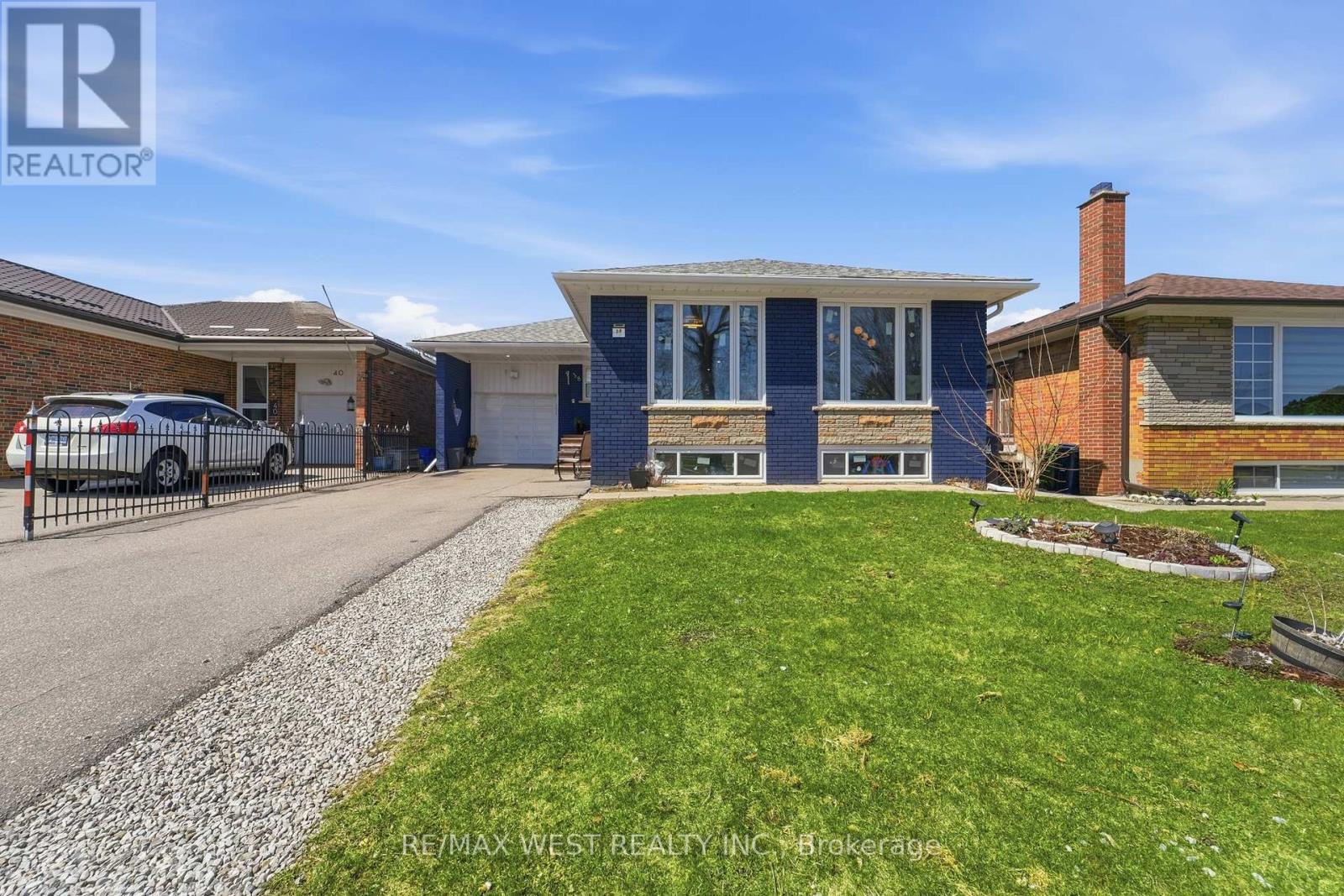 38 Bridesburg Drive, Toronto, Ontario  M9R 2K8 - Photo 2 - W12977528