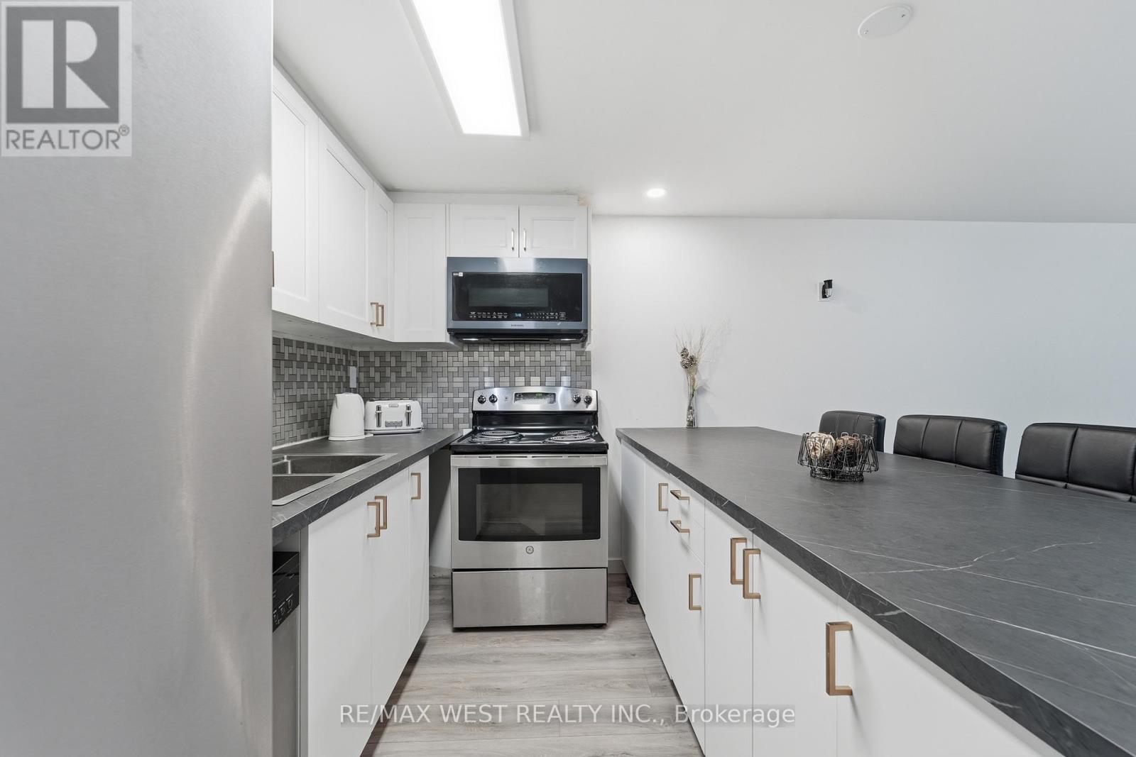 38 Bridesburg Drive, Toronto, Ontario  M9R 2K8 - Photo 21 - W12977528