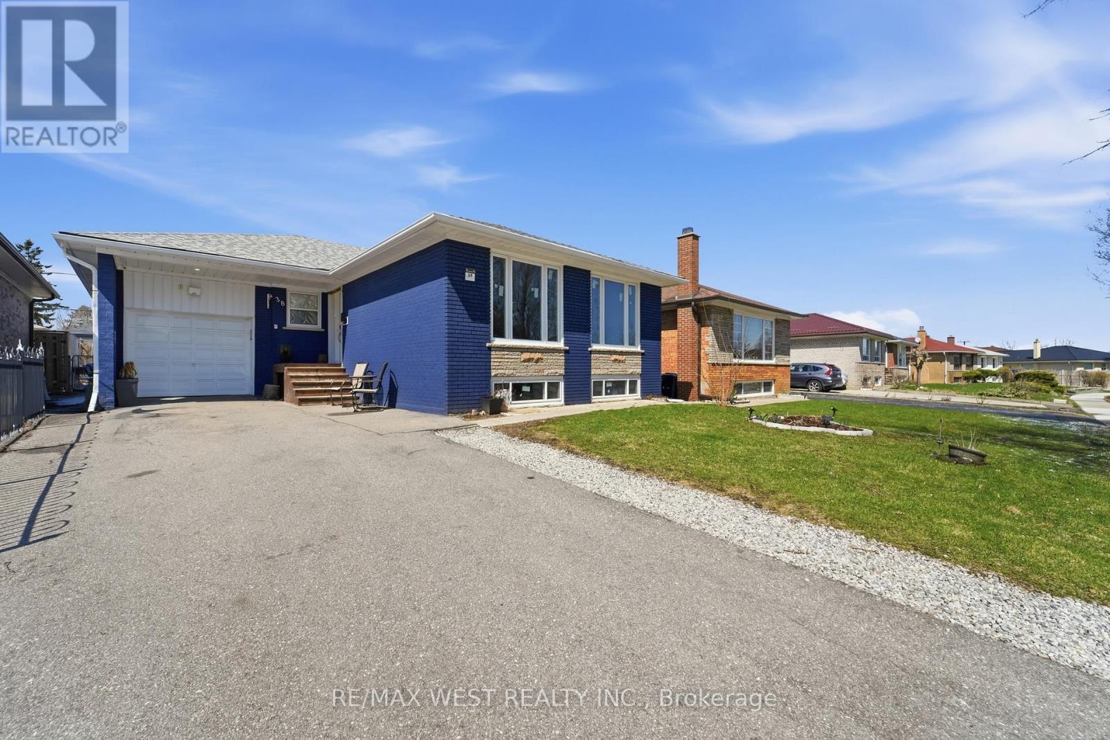 38 Bridesburg Drive, Toronto, Ontario  M9R 2K8 - Photo 4 - W12977528