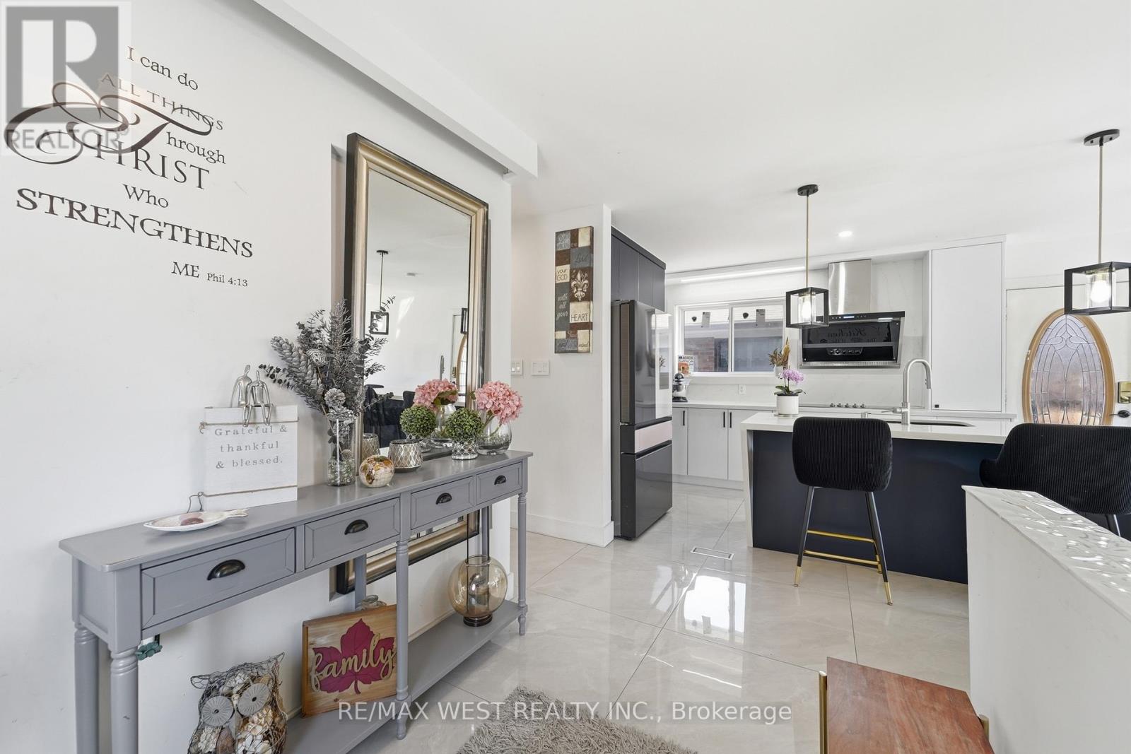 38 Bridesburg Drive, Toronto, Ontario  M9R 2K8 - Photo 5 - W12977528