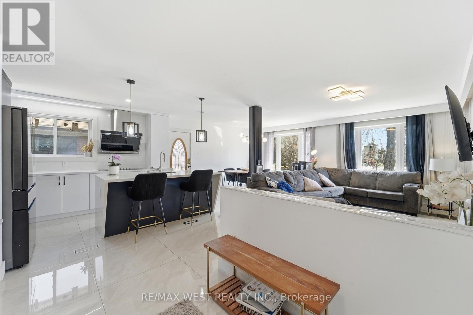 38 Bridesburg Drive, Toronto, Ontario  M9R 2K8 - Photo 6 - W12977528