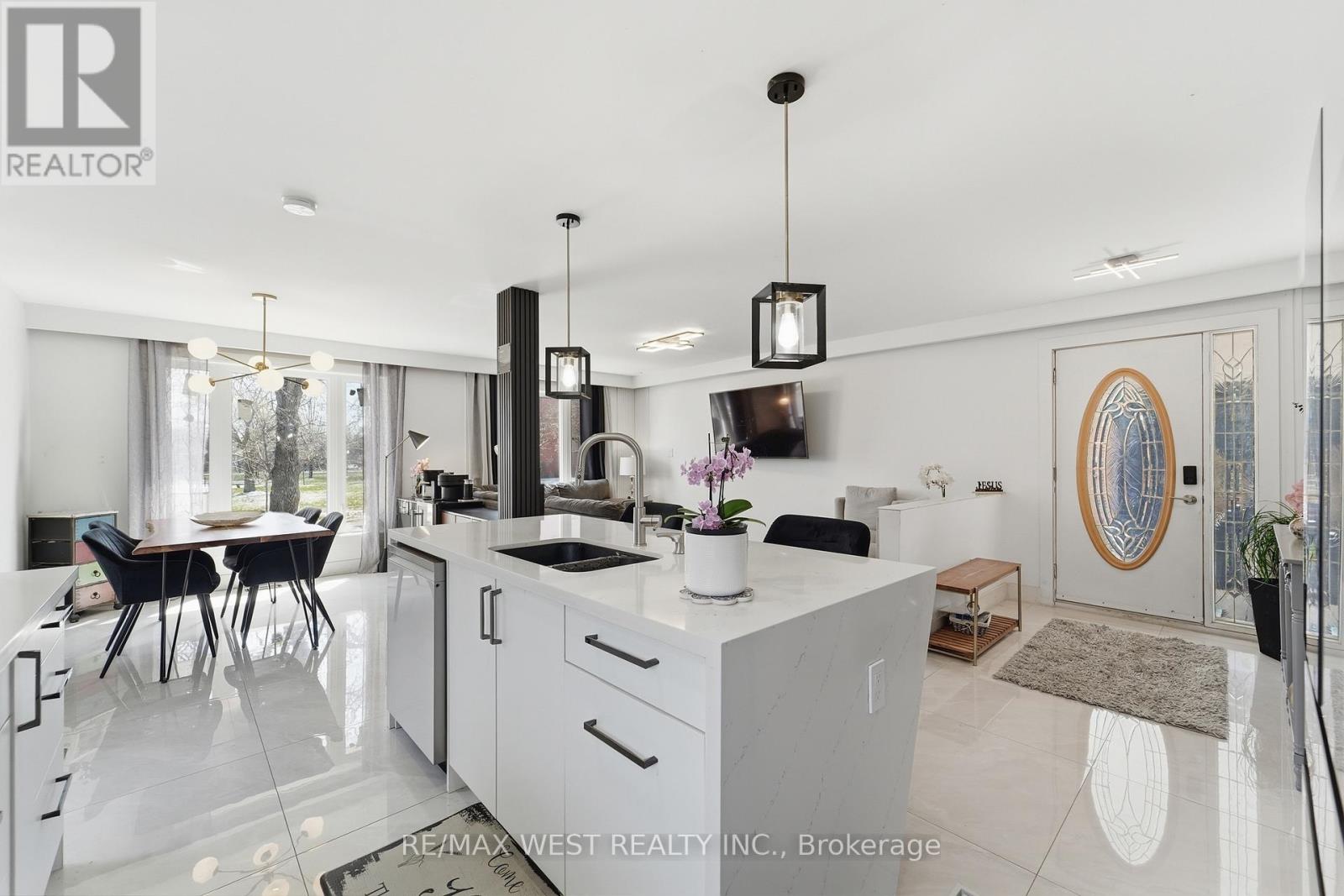 38 Bridesburg Drive, Toronto, Ontario  M9R 2K8 - Photo 7 - W12977528