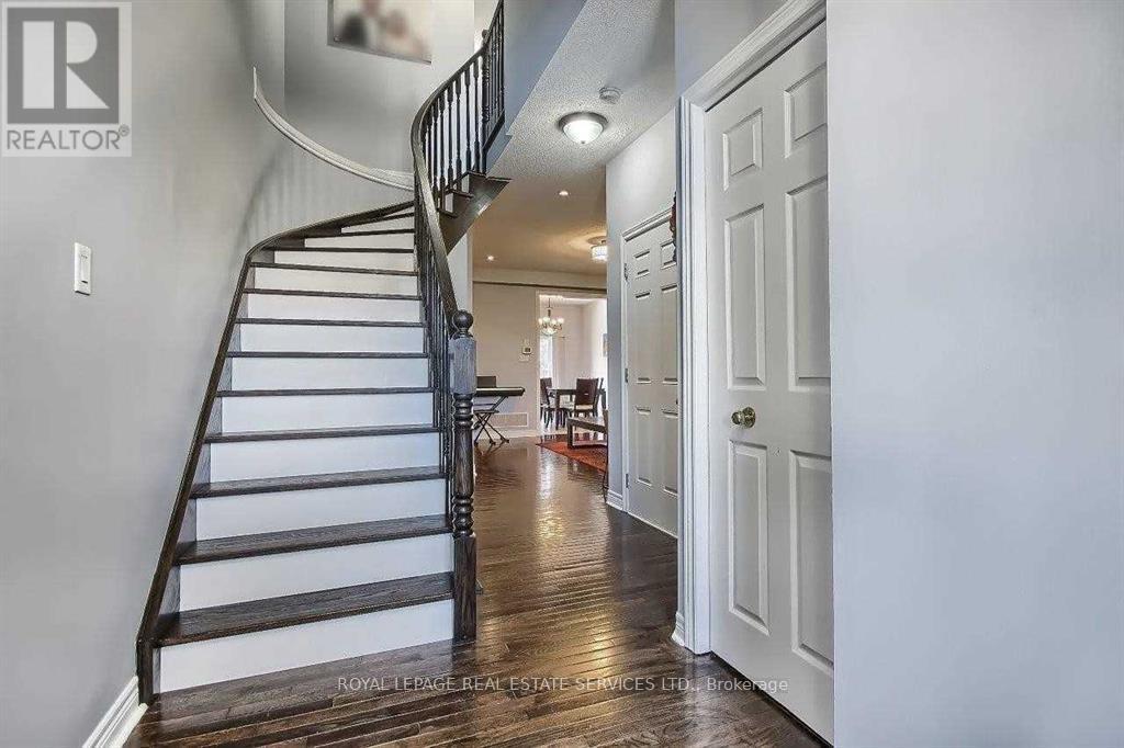 2423 Grand Oak Trail, Oakville, Ontario  L6M 0J4 - Photo 3 - W12977556