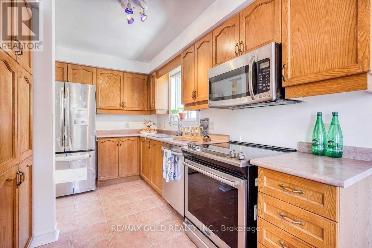 49 Summerdale Crescent, Brampton, Ontario  L6X 4V9 - Photo 3 - W12977632