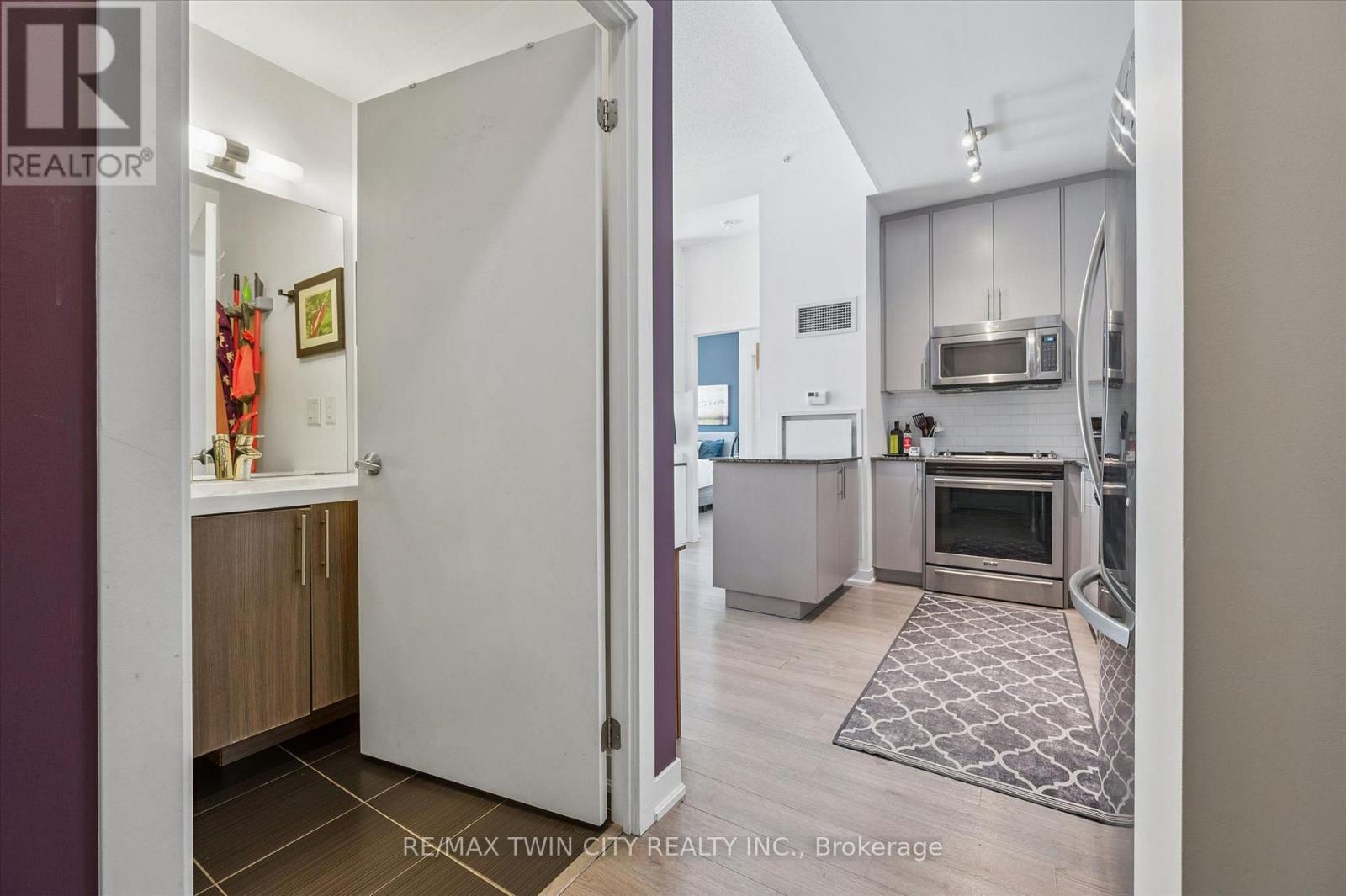 103 - 85 Duke Street W, Kitchener, Ontario  N2H 0B7 - Photo 3 - X12977496