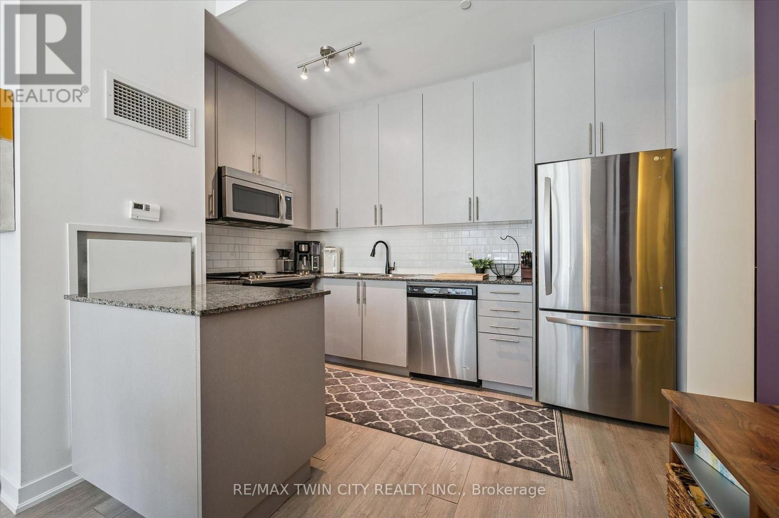 103 - 85 Duke Street W, Kitchener, Ontario  N2H 0B7 - Photo 4 - X12977496